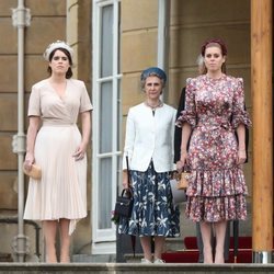 Las Princesas Beatriz y Eugenia de York con la Duquesa de Gloucester en una garden party en Buckingham Palace