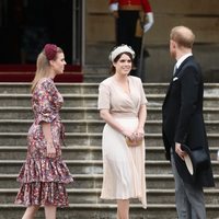 El Príncipe Harry, Beatriz de York y Eugenia de York en una garden party en Buckingham Palace