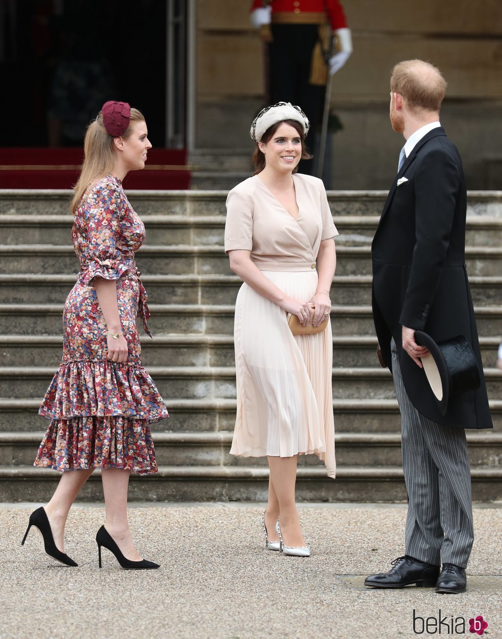 El Príncipe Harry, Beatriz de York y Eugenia de York en una garden party en Buckingham Palace