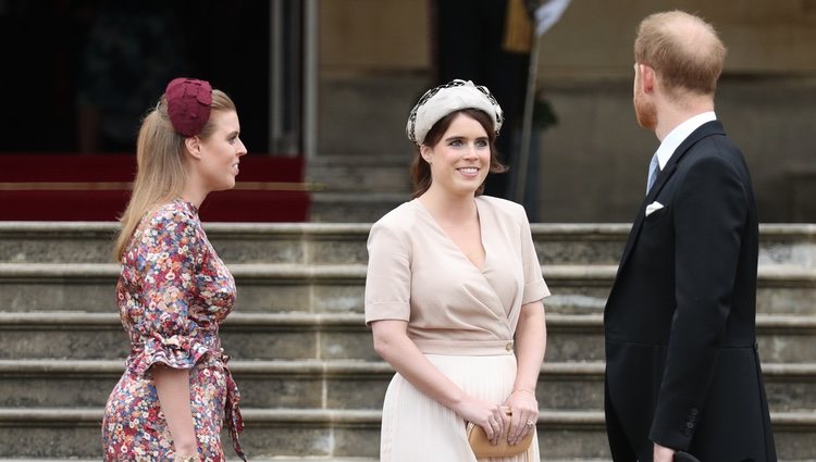 El Príncipe Harry, Beatriz de York y Eugenia de York en una garden party en Buckingham Palace