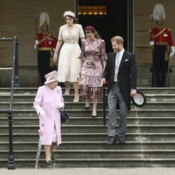 La Reina Isabel, el Príncipe Harry, Beatriz de York y Eugenia de York en una garden party en el Palacio Buckingham Palace