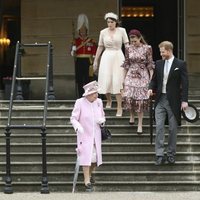 La Reina Isabel, el Príncipe Harry, Beatriz de York y Eugenia de York en una garden party en el Palacio Buckingham Palace