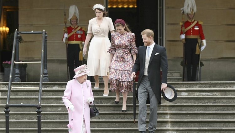 La Reina Isabel, el Príncipe Harry, Beatriz de York y Eugenia de York en una garden party en el Palacio Buckingham Palace