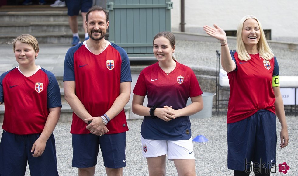 Los Príncipes de Noruega juegan un partido amistoso de fútbol