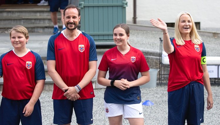 Los Príncipes de Noruega juegan un partido amistoso de fútbol