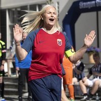 La Princesa Mette-Marit de Noruega juega un partido de fútbol