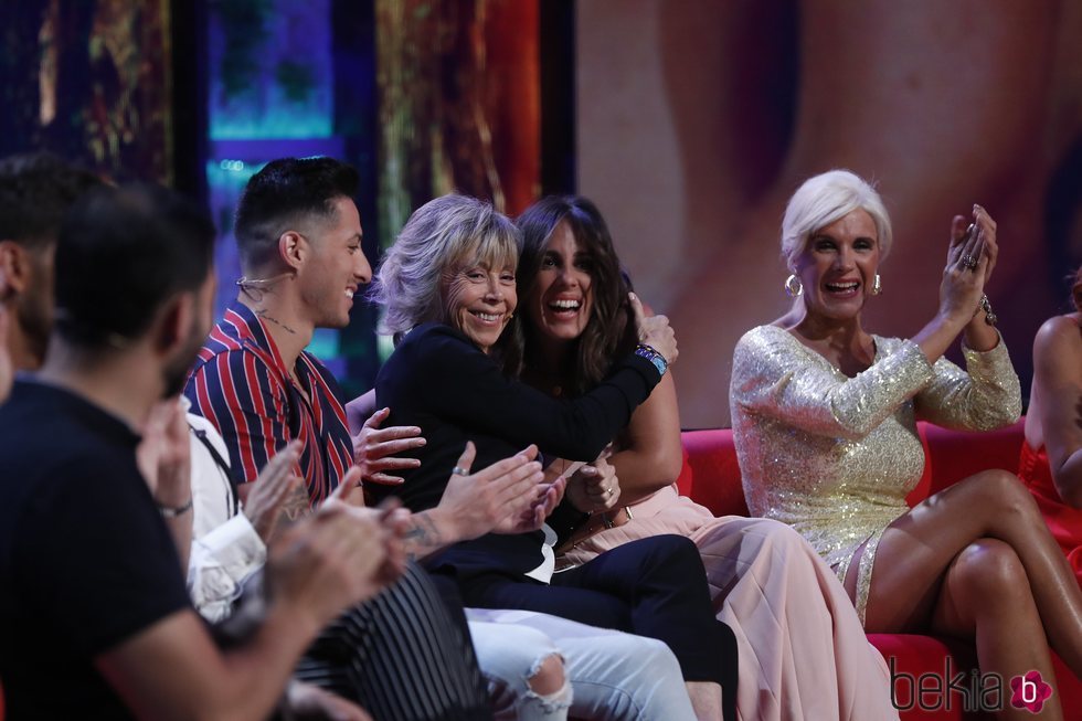 Marta Roca y Anabel Pantoja se abrazan mientras Loli Álvarez aplaude en la gala 6 de 'Supervivientes 2019'