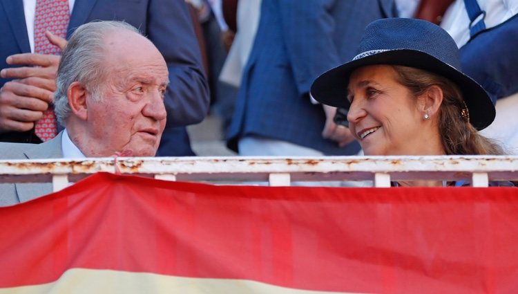 El Rey Juan Carlos y la Infanta Elena viendo a Roca Rey en Las Ventas