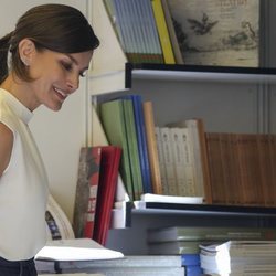 La Reina Letizia mirando libros en una caseta de la Feria del Libro de Madrid