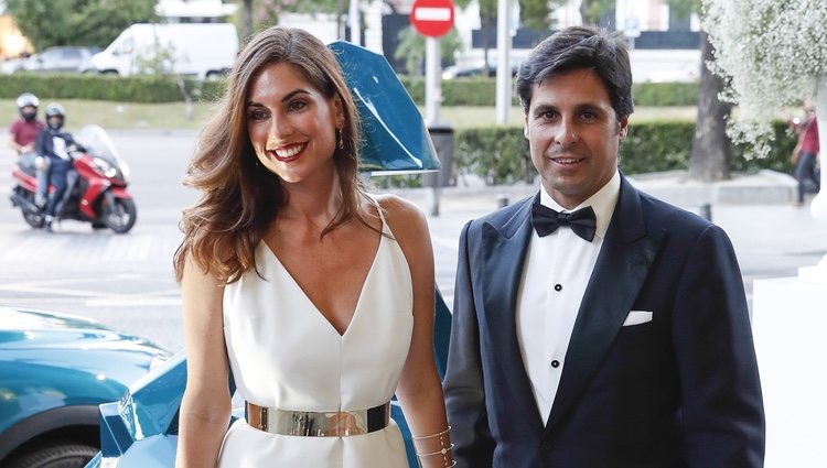 Lourdes Montes y Fran Rivera llegando a la Gala contra el cáncer de Elle