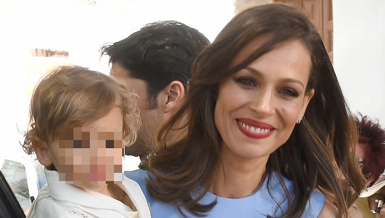 Eva González con el pequeño Cayetano Rivera en brazos el día de su bautizo