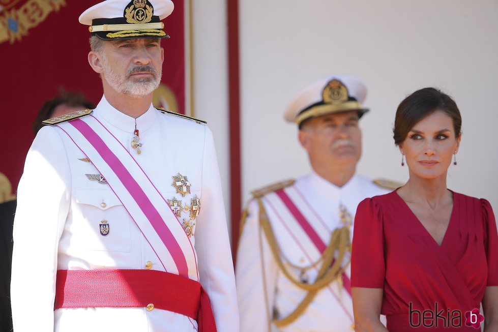 El Rey Felipe y la Reina Letizia en el desfile del Día de las Fuerzas Armadas