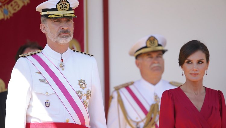 El Rey Felipe y la Reina Letizia en el desfile del Día de las Fuerzas Armadas