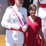 El Rey Felipe y la Reina Letizia en el desfile del Día de las Fuerzas Armadas en Sevilla