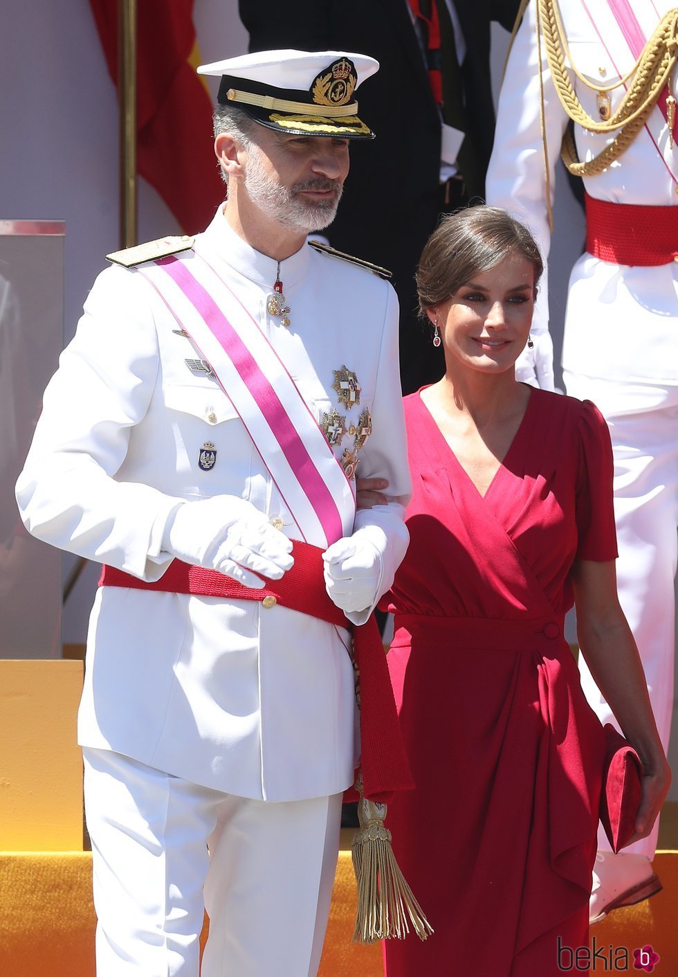 El Rey Felipe y la Reina Letizia en el desfile del Día de las Fuerzas Armadas en Sevilla