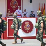 El Rey Felipe y la Reina Letizia presidiendo el desfile del Día de las Fuerzas Armadas