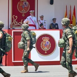 El Rey Felipe y la Reina Letizia presidiendo el desfile del DÃ­a de las Fuerzas Armadas