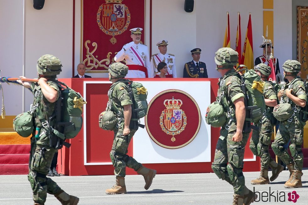 El Rey Felipe y la Reina Letizia presidiendo el desfile del Día de las Fuerzas Armadas