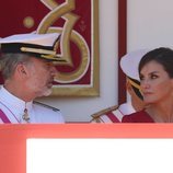 El Rey Felipe y la Reina Letizia durante el desfile del Día de las Fuerzas Armadas en Sevilla