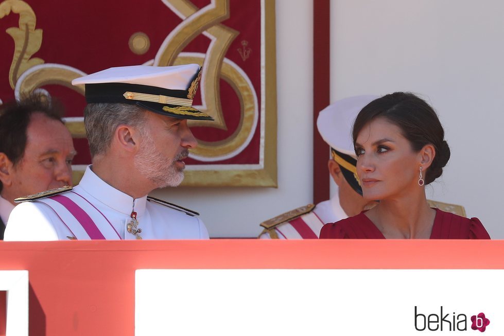 El Rey Felipe y la Reina Letizia durante el desfile del Día de las Fuerzas Armadas en Sevilla