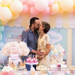 Laura Escanes y Risto Mejide celebrando la baby shower de su hija Roma