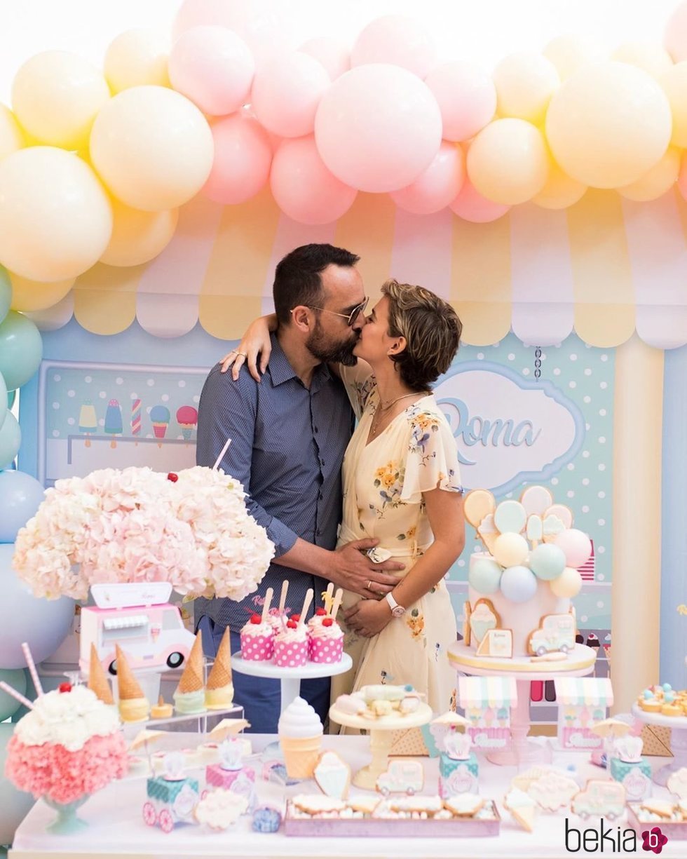 Laura Escanes y Risto Mejide celebrando la baby shower de su hija Roma