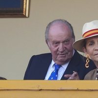 El Rey Juan Carlos con la Infanta Elena en la corrida de toros en Aranjuez en homenaje a la Condesa de Barcelona