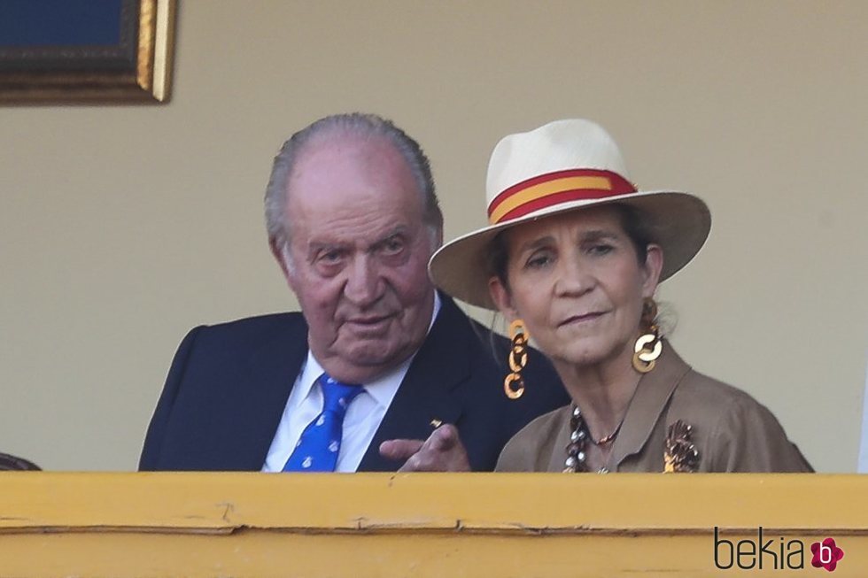 El Rey Juan Carlos con la Infanta Elena en la corrida de toros en Aranjuez en homenaje a la Condesa de Barcelona