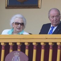 La Infanta Pilar, el Rey Juan Carlos y la Infanta Elena en la corrida de toros en Aranjuez en homenaje a la Condesa de Barcelona