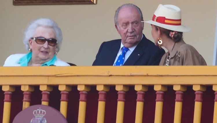 La Infanta Pilar, el Rey Juan Carlos y la Infanta Elena en la corrida de toros en Aranjuez en homenaje a la Condesa de Barcelona