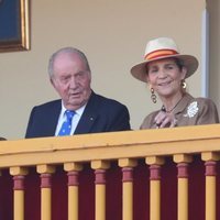 El Rey Juan Carlos, la Infanta Elena y Froilán en la corrida de toros en Aranjuez en homenaje a la Condesa de Barcelona