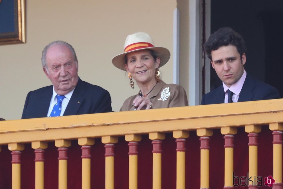 El Rey Juan Carlos, la Infanta Elena y Froilán en la corrida de toros en Aranjuez en homenaje a la Condesa de Barcelona