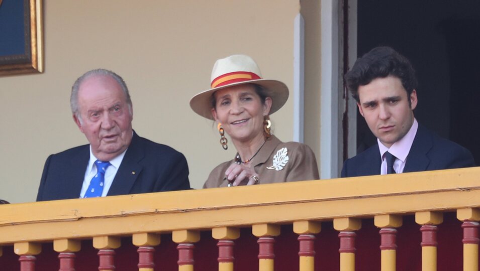 El Rey Juan Carlos, la Infanta Elena y Froilán en la corrida de toros en Aranjuez en homenaje a la Condesa de Barcelona