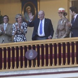 El Rey Juan Carlos, aplaudido por la Infanta Elena, Froilán, Simoneta y Fernando Gómez-Acebo en Aranjuez