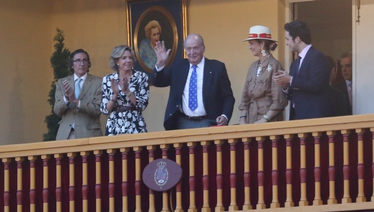 El Rey Juan Carlos, aplaudido por la Infanta Elena, Froilán, Simoneta y Fernando Gómez-Acebo en Aranjuez