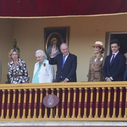 El Rey Juan Carlos, la Infanta Elena, Froilán, la Infanta Pilar, Simoneta y Fernando Gómez-Acebo en la corrida de toros en Aranjuez en homenaje a la Condes