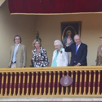 El Rey Juan Carlos, la Infanta Elena, Froilán, la Infanta Pilar, Simoneta y Fernando Gómez-Acebo en la corrida de toros en Aranjuez en homenaje a la Condes