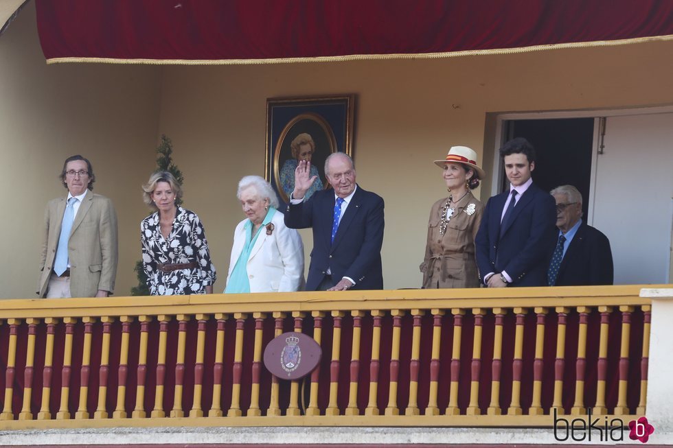 El Rey Juan Carlos, la Infanta Elena, Froilán, la Infanta Pilar, Simoneta y Fernando Gómez-Acebo en la corrida de toros en Aranjuez en homenaje a la Condes