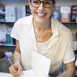 Raquel Sánchez Silva firmando en la Feria del Libro de Madrid 2019