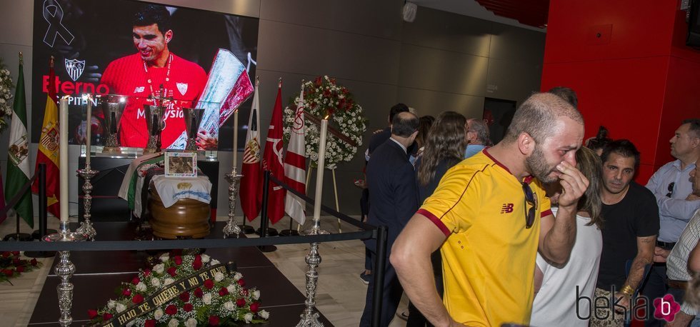 Antonio Tejado, desolado en la capilla ardiente de José Antonio Reyes