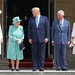 Donald Trump y Melania Trump con la Reina Isabel, el Príncipe Carlos y Camilla Parker al comienzo de su Viaje de Estado a Reino Unido