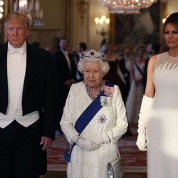 La Reina Isabel II junto con Donald Trump y Melania Trump en la cena en honor a su Viaje de Estado a Reino Unido