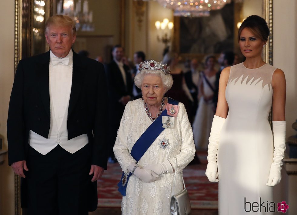 La Reina Isabel II junto con Donald Trump y Melania Trump en la cena en honor a su Viaje de Estado a Reino Unido