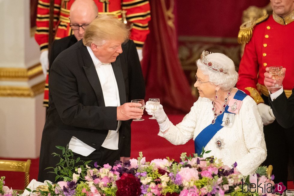 La Reina Isabel II brinda con Donald Trump durante su Viaje de Estado a Reino Unido