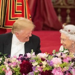 La Reina Isabel II y Donald Trump durante la cena de gala en su Viaje de Estado a Reino Unido