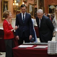 El Duque de York muestra la Royal Collection a Ivanka Trump y Jared Kushner mientras el Príncipe Harry se queda atrás hablando