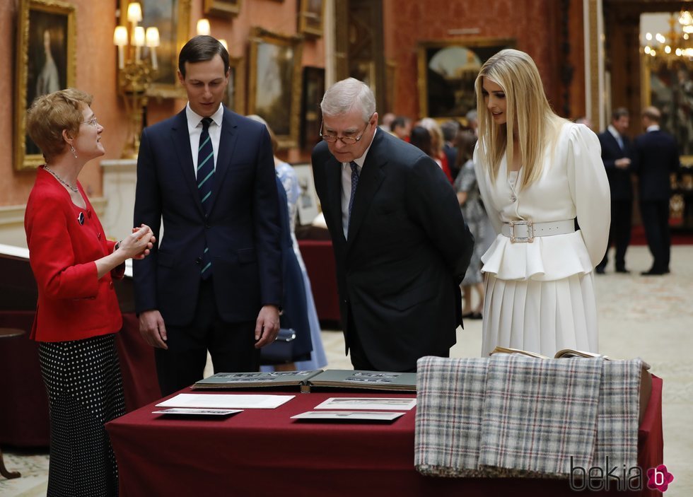 El Duque de York muestra la Royal Collection a Ivanka Trump y Jared Kushner mientras el Príncipe Harry se queda atrás hablando