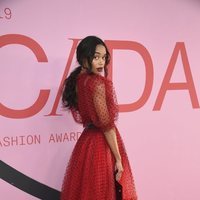 Laura Harrier en la alfombra roja de los CFDA FASHION AWARDS 2019