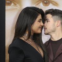 Nick Jonas y Priyanka Chopra, muy cariñosos en la premiere de 'Chasing Happiness'