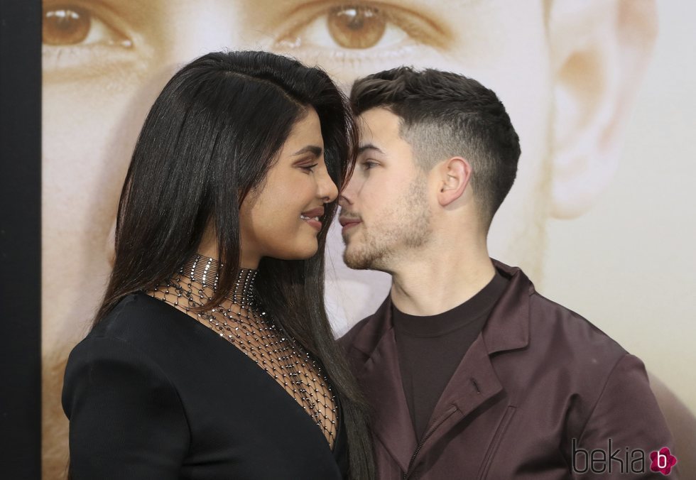 Nick Jonas y Priyanka Chopra, muy cariñosos en la premiere de 'Chasing Happiness'